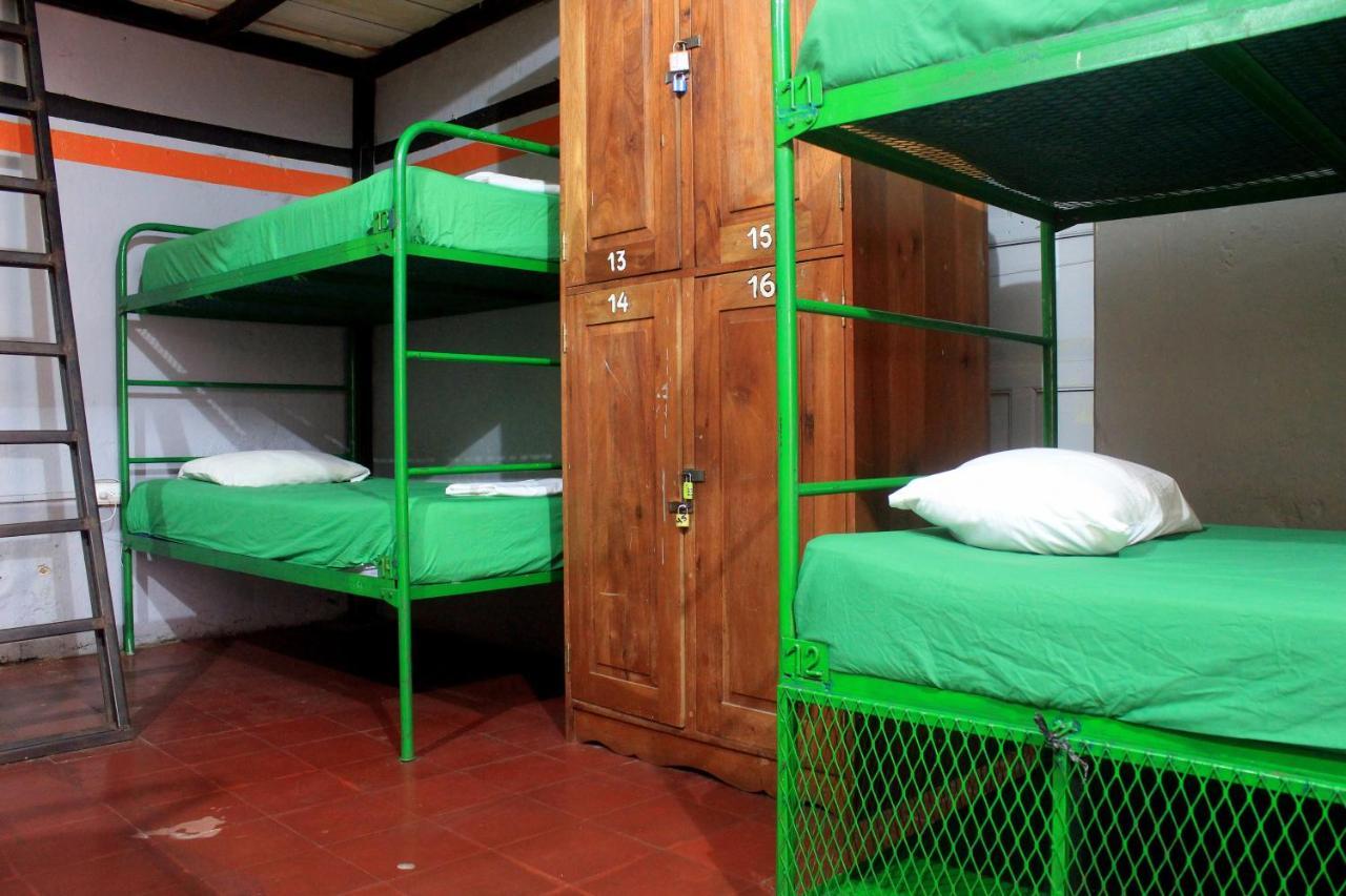 Bigfoot Hostel Leon Bagian luar foto